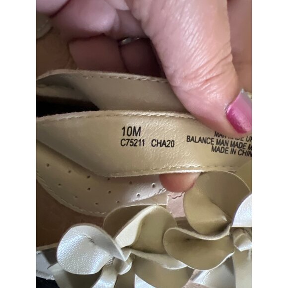 B.O.C  Born Womens Thong Sandals 10M Beige Floral Accents Vacation Resort - Picture 2 of 9